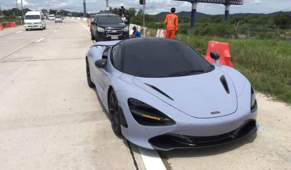 Đâm liên hoàn McLaren 720S và Toyota Camry, người lái xe bán tải đứng trước nguy cơ "đền ốm"