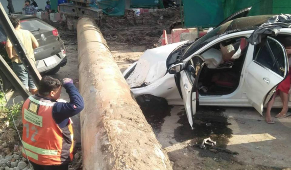 Mercedes-Benz C-Class bị cột sắt 4 tấn đè bẹp dúm, một cặp đôi thoát chết