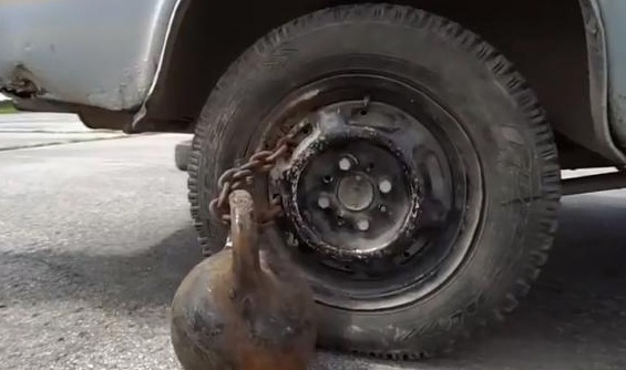 Đây là chuyện sẽ xảy ra nếu bạn móc quả tạ 32 kg vào... bánh xe