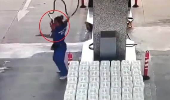 Sự lơ đễnh của tài xế ô tô khiến nữ nhân viên cây xăng bị vòi bơm xăng đập vào đầu