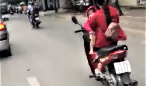 Hãi hùng cảnh "nữ dân tổ" 1 tay ôm con, 1 tay lái xe phóng với tốc độ cao ở Hà Nội