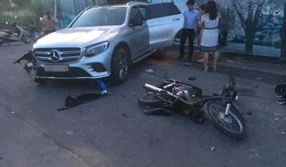 Mercedes-Benz GLC "hạ gục" cột đèn và 3 xe máy, hỏng nặng tại khu đô thị Nam An Khánh