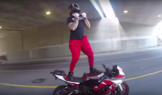 Xem dân chơi quẩy trào lưu "In My Feeling" trên xe phân khối lớn