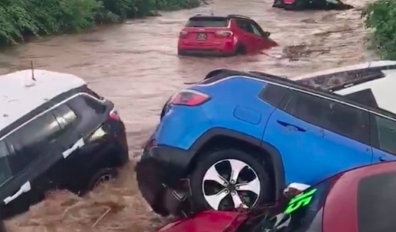 Đại lý Fiat Chrysler bị lũ quét, thiệt hại hàng chục chiếc xe mới