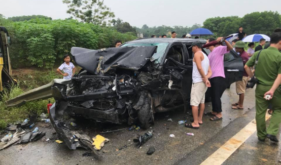 Ô tô khách lao qua dải phân cách, đâm trúng Toyota Fortuner trên cao tốc Nội Bài - Lào Cai