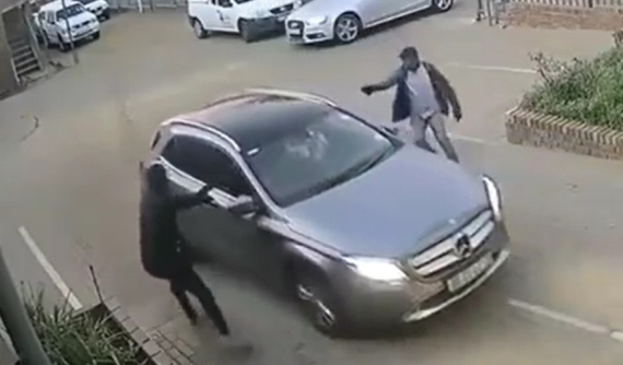 Kẻ gian lái Audi A4 đi cướp Mercedes-Benz GLA nhưng không thành, còn tốn thêm tiền sửa xe