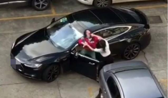 Đoạn video này lại khiến nhiều người phải thốt lên: "Đừng bán xăng cho phụ nữ"