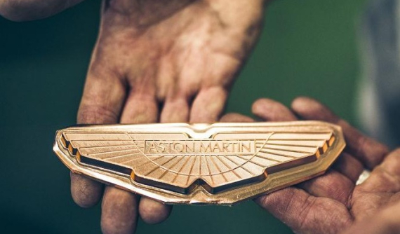 Bên trong nhà máy 199 năm tuổi chuyên chế tạo logo cho Aston Martin