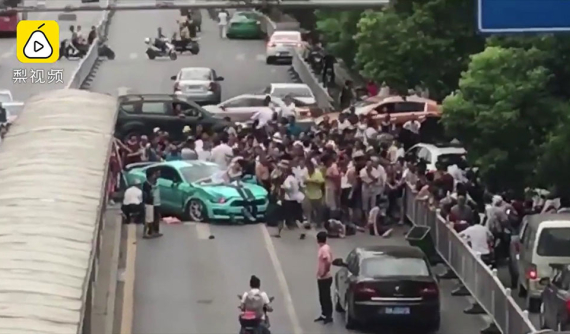 Cố gắng đánh lái tránh xe taxi, tài xế Ford Mustang đâm bị thương 12 người