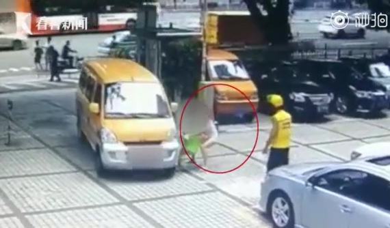 Người phụ nữ đẩy con trai vào ô tô để "ăn vạ" khiến cư dân mạng phẫn nộ