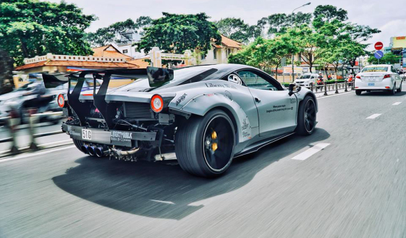 Choáng với hình ảnh Ferrari 458 Italia độ Liberty Walk độc nhất Việt Nam "trần như nhộng" trên đường