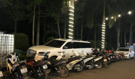 Hàng chục xe máy vây quanh "khủng long" Lincoln Navigator 2018 độc nhất Việt Nam