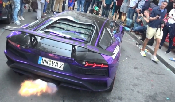 Hàng trăm người vây quanh xem "ngọn lửa" phát ra từ siêu xe Lamborghini Aventador S