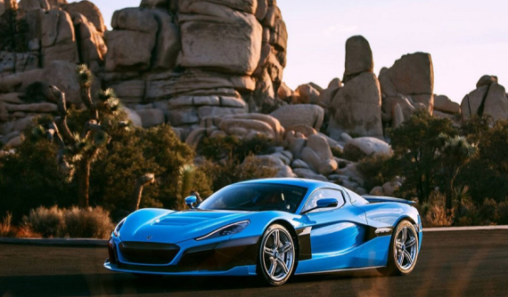 Siêu xe Rimac C_Two cũng có ngăn riêng chứa champagne và ly uống rượu như xe sang