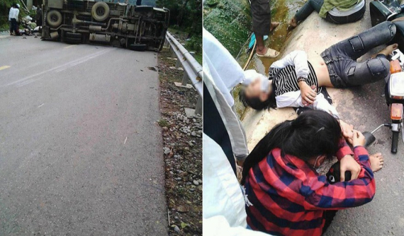 Hà Giang: Va chạm với xe máy chở 3 cô gái, ô tô tải lật nghiêng giữa đường
