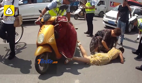 Váy bị cuốn vào bánh xe máy điện, cô gái nằm khóc giữa đường