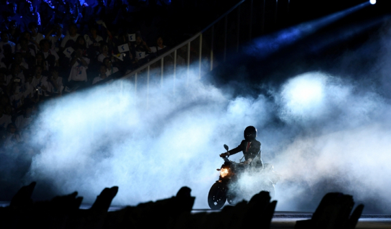 Tổng thống Indonesia gây bất ngờ khi chạy Yamaha FZ1 đến khai mạc ASIAD