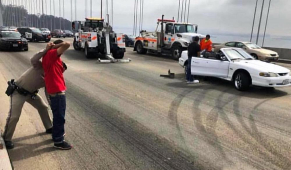 Chặn cầu để "đốt lốp" đến hỏng cả xe, người lái chiếc Ford Mustang bị cảnh sát bắt giữ