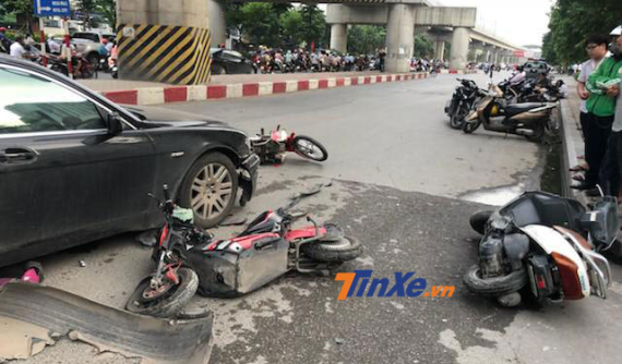 BMW 7-Series gây tai nạn liên hoàn cho 5 xe tại Hà Nội