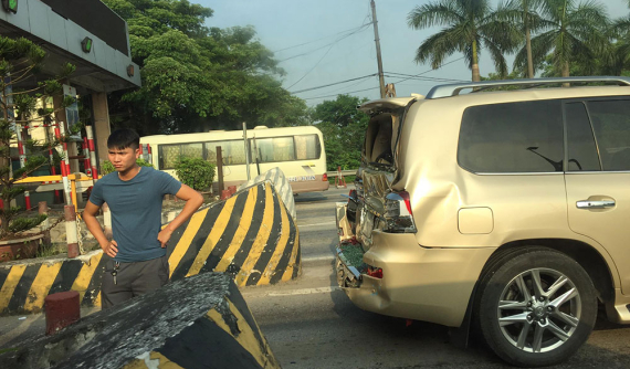 "Chuyên cơ mặt đất" Lexus LX570 bị xe khách tông trúng đuôi tại trạm thu phí Nội Bài