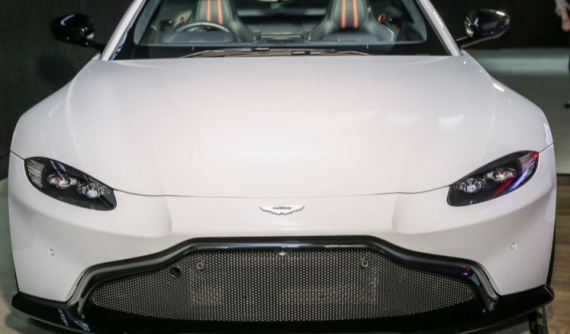 Lỡ hẹn với Việt Nam, Aston Martin giới thiệu xe thể thao V8 Vantage 2018 tại Malaysia