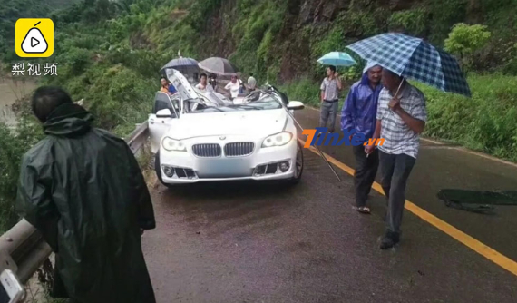 Tảng đá rơi trúng xe BMW khiến 3 người trong một gia đình chết thảm