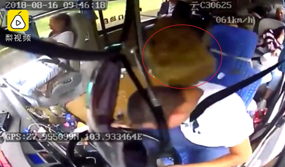 Bị tảng đá lớn đâm xuyên kính chắn gió và đập vào người, tài xế xe buýt vẫn cứu sống 14 hành khách