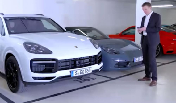 Porsche khoe công nghệ đỗ xe điều khiển từ xa của Cayenne 2019