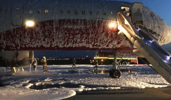 Động cơ máy bay bốc cháy, hành khách người Nga vẫn bình tĩnh lấy điện thoại ra ghi hình