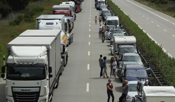 Ngả mũ trước cách nhường đường cho xe cứu thương cực thông minh của người Đức