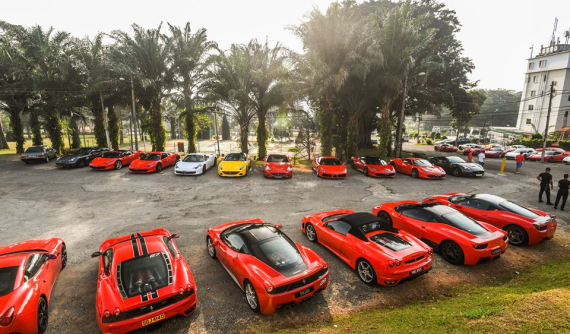 Hơn 50 siêu xe Ferrari tụ tập tại Singapore