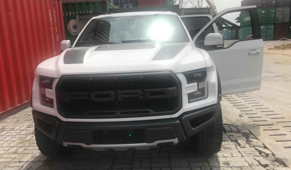 "Khủng long" Ford F-150 Raptor màu trắng hiếm hoi cập bến Việt Nam
