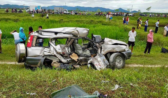 Nghệ An: Ford Everest bẹp dúm sau vụ tai nạn tàu hỏa, 4 người cùng dòng họ thương vong