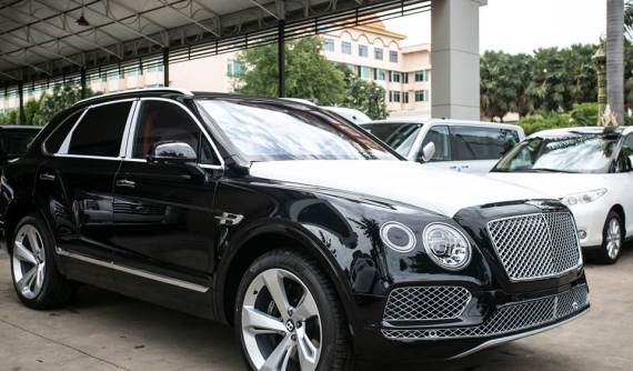 Bentley Bentayga V8 cập bến Campuchia, giới nhà giàu Việt làm "thèm thuồng"