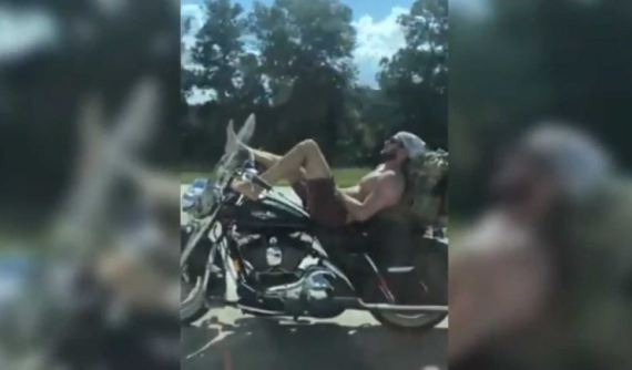 Choáng với biker “ngả ngớn” điều khiển xe bằng chân trên cao tốc