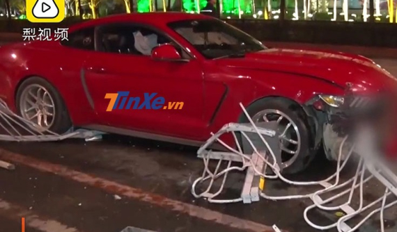 Nữ tài xế lái Ford Mustang đâm vào dải phân cách, gây thiệt hại gần 700 triệu đồng