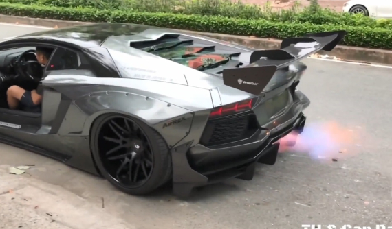 Xem siêu xe Lamborghini Aventador độ body kit bản giới hạn gần 3 tỷ đồng nẹt pô "khạc lửa"