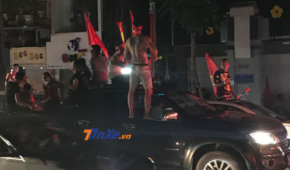 Ra đường ăn mừng Olympic Việt Nam lọt vào bán kết ASIAD 2018, nhiều người dân Hà Nội bất chấp cả an toàn