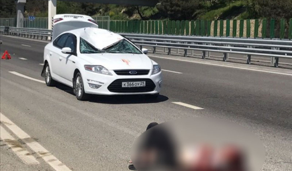 Trèo lên mái vòm của cầu vượt đi bộ rồi rơi trúng nóc ô tô, người đàn ông bị thương nặng