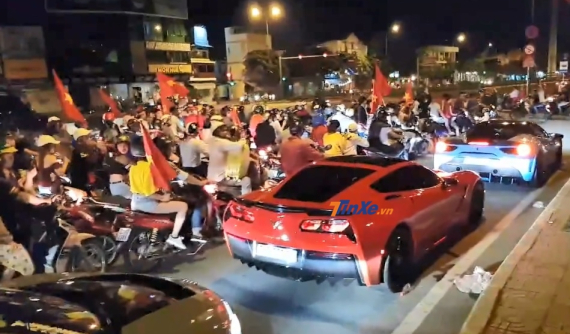 Dàn siêu xe độ "đi bão" mừng Olympic Việt Nam lần đầu tiên vào bán kết Asiad 2018