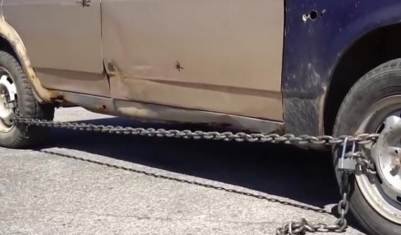 Đây là cách người Nga dùng xích khóa xe ô tô như xe đạp... để chống ăn trộm