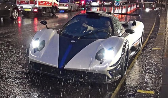 Hàng độc Pagani Zonda Riviera bị bắt gặp "tắm mưa" trên đường phố London