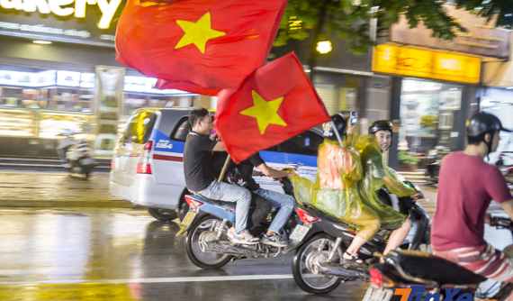 Olympic Việt Nam thua trận 1-3, người dân Hà thành vẫn ra đường cỗ vũ dưới trời mưa lớn