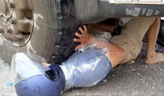 Pha "trốn thoát tử thần" ngoạn mục dưới bánh xe tải tại Quốc Lộ 70