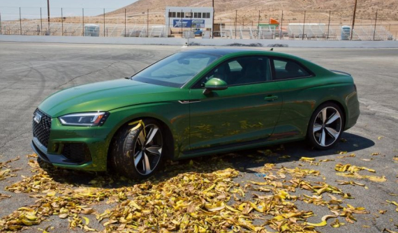 Thử nghiệm hài hước chứng minh xe ô tô không thể bị "trượt vỏ chuối"