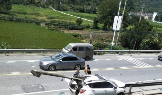 Tránh chó chạy rông, cô gái trẻ khiến chiếc SUV bị dải ta-luy đâm xuyên từ đầu đến nóc xe