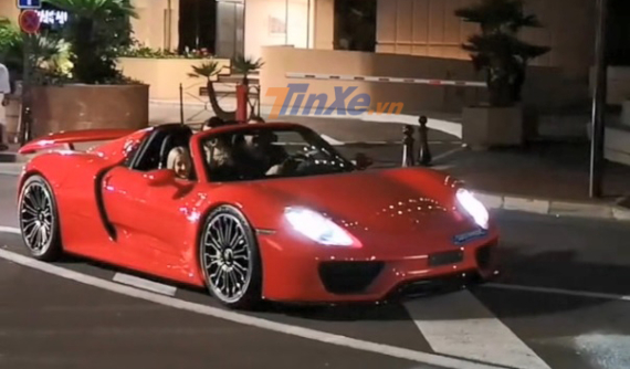 Đại gia dùng siêu xe Porsche 918 Spyder chở theo 2 hot girl