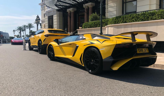 Cặp đôi "gà nhà" Lamborghini khoe dáng trên đường phố với ngoại thất đồng màu