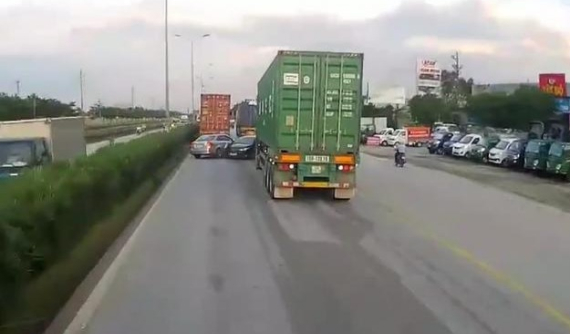 Video tai nạn giữa xe container và 2 ô tô con tại Hải Dương khiến cư dân mạng tranh cãi