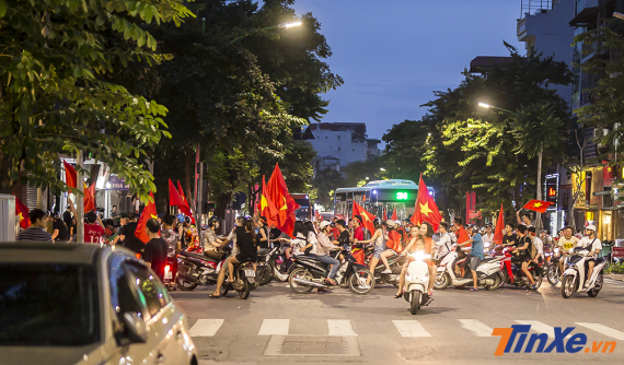 Cổ động viên Hà Thành "bão nhẹ" sau trận đấu của Olympic Việt Nam - Olympic UAE